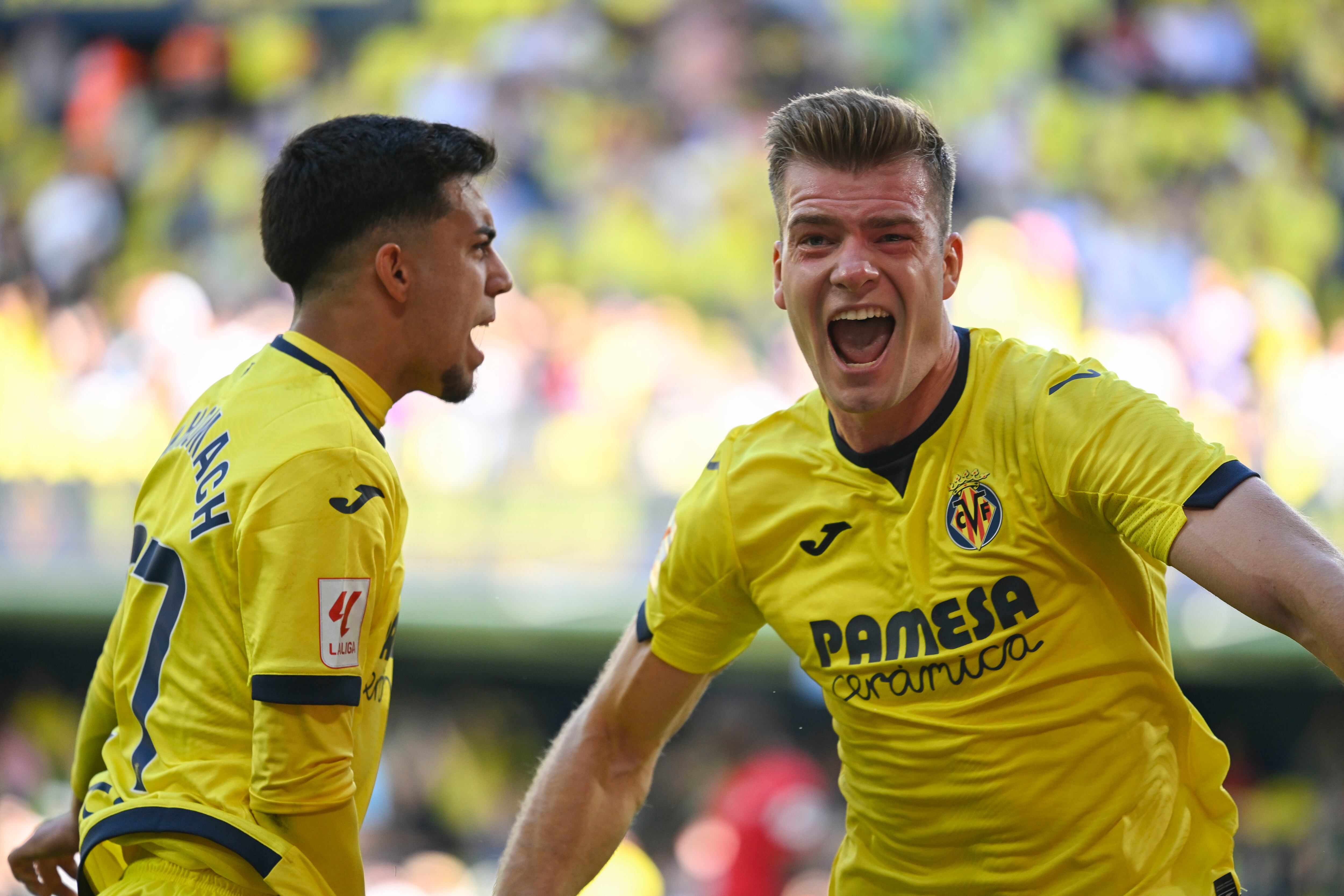 VILLARREAL (CASTELLÓN), 11/05/2024.- El delantero noruego del Villarreal Alexander Sørloth celebra su gol contra el Sevilla, durante el partido de LaLiga entre Villarreal y Sevilla, este sábado en el estadio de la Cerámica. EFE/ Andreu Esteban
