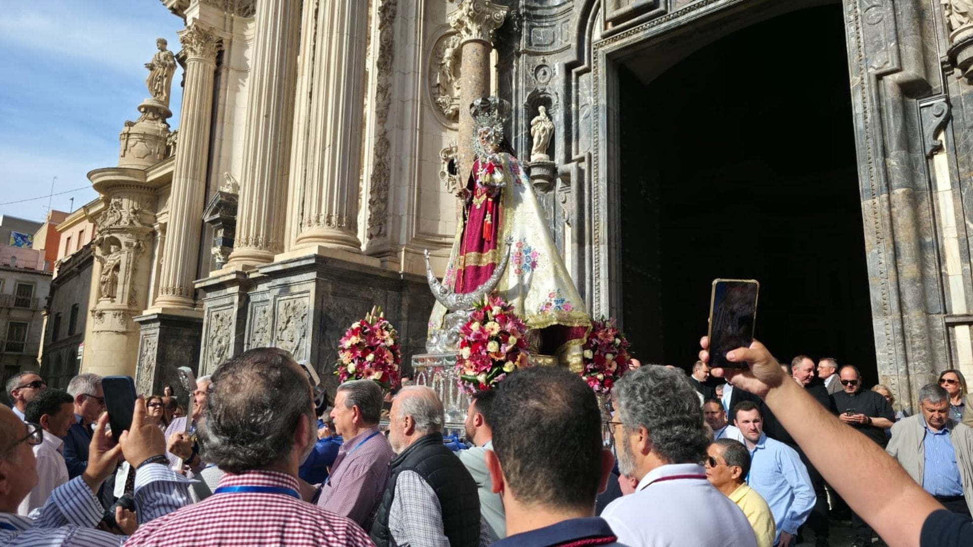 La Virgen de la Fuensanta sale de la Catedral camino a su peregrinación por las pedanías de Murcia