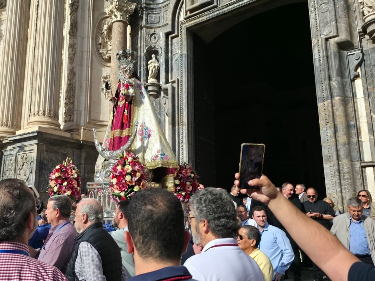 Miles de murcianos acompañan a la Fuensanta en el arranque de su peregrinación por las pedanías