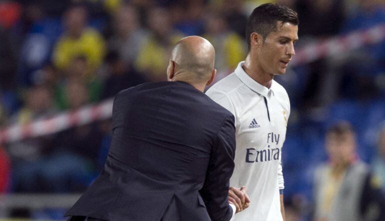 Zidane choca la mano de Cristiano 
