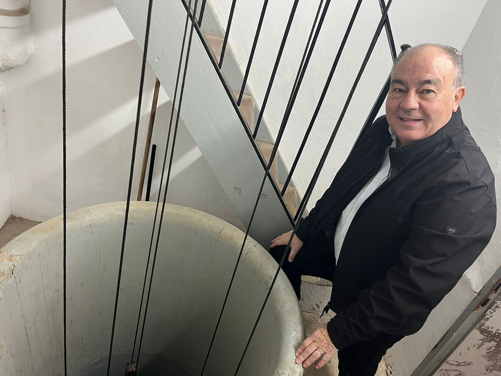 El reloj del Arsenal de Cartagena, un mecanismo del siglo XIX que sigue latiendo a mano