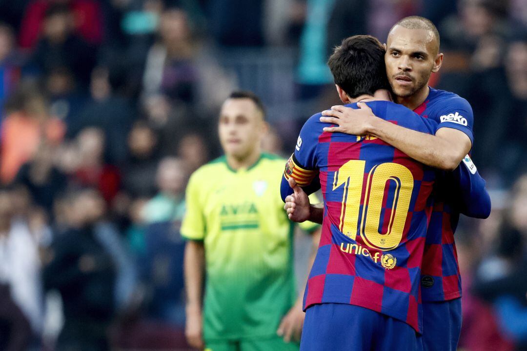 Leo Messi abraza a Martin Braithwaite.