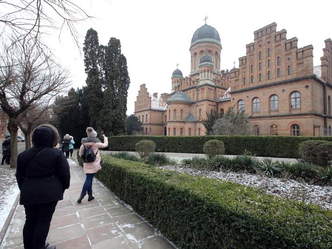 Turistas tomando fotos hace unos meses del conjunto arquitéctónico de Bucovina y Dalmacia