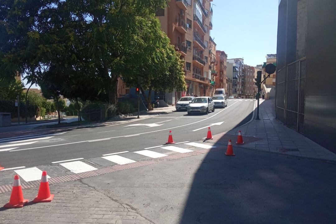 Señalización de doble sentido para acceder al parking del Teatro &#039;Infanta Leonor&#039;.