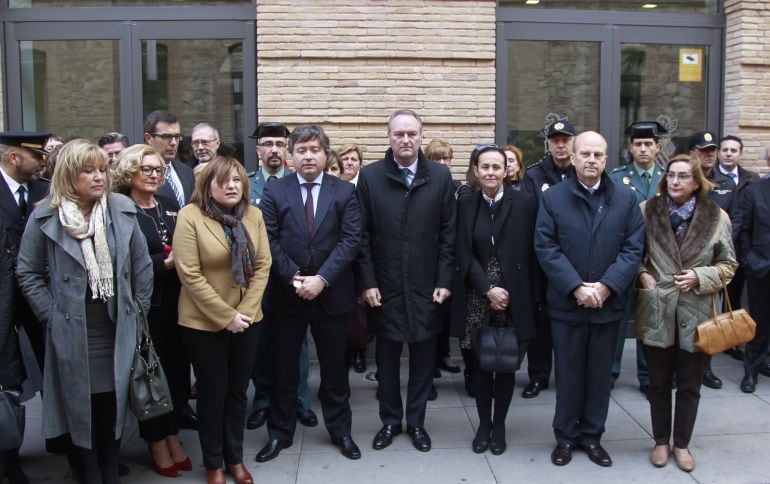 El presidente de la Generalitat acompañado de varios de sus consellers y la presidenta del TSJ ademas de la Fiscal Jefe, ante el complejo 9 d&#039;octubre guardan silencio condenando las últimas muertes de mujeres a manos de sus parejas