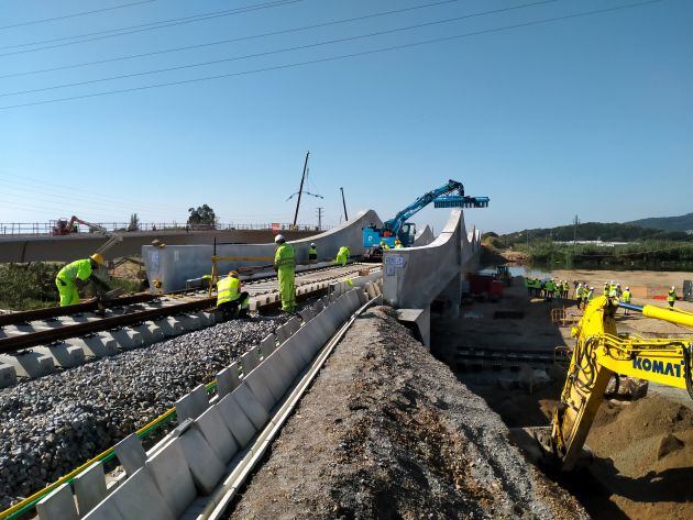 Operaris d'Adif treballant en el nou pont ferroviari
