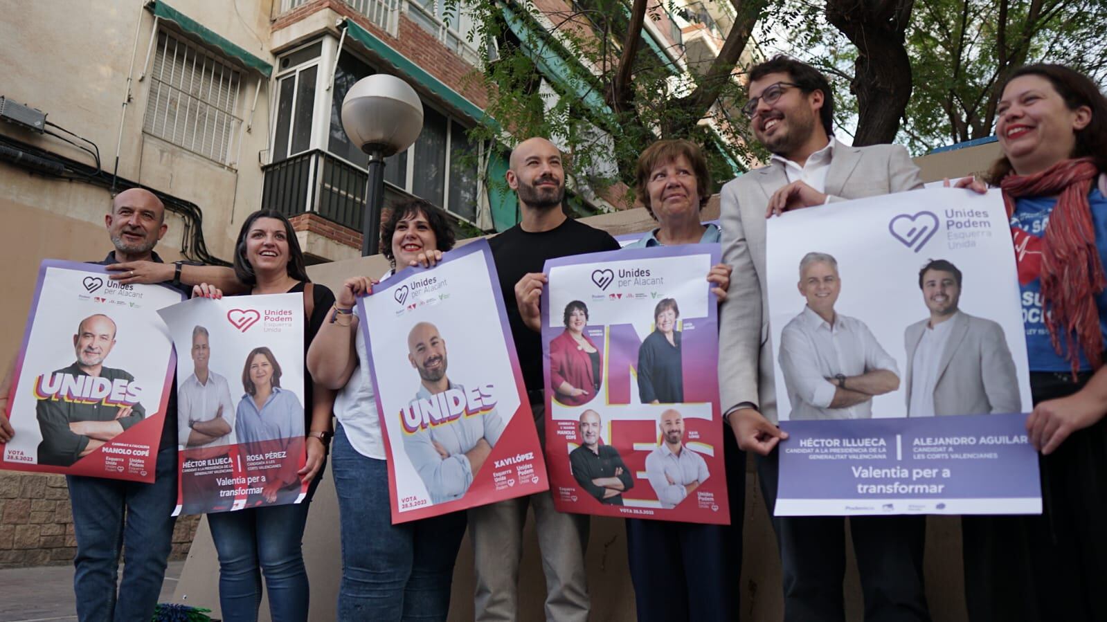 Manolo Copé, candidato a la alcaldía de Alicante por Unides per Alacant (primero por la izquierda) y el candidato a Corts por Alicante, Alejando Aguilar (segundo por la derecha), durante el acto de pegada de carteles