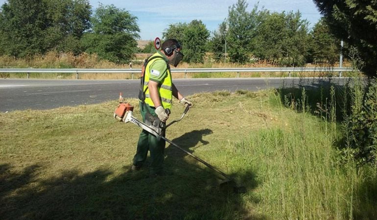 Los empleados han realizado los trabajos de limpieza en los accesos a San Martín de la Vega