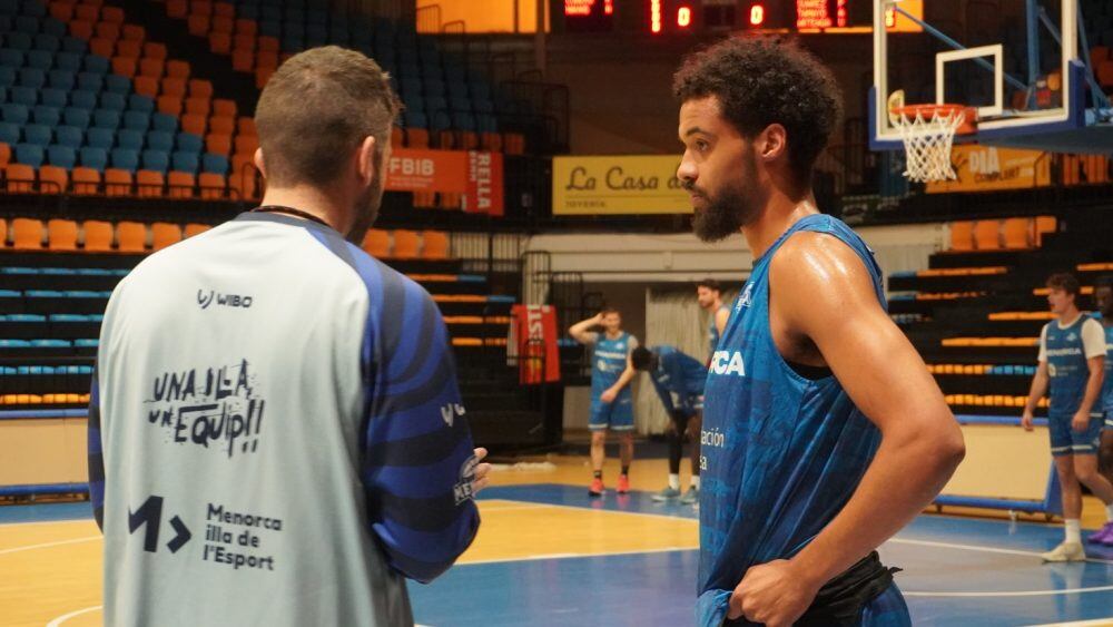 Grandison i Javi Zamora conversen en un entrenament de l'Hestia Menorca