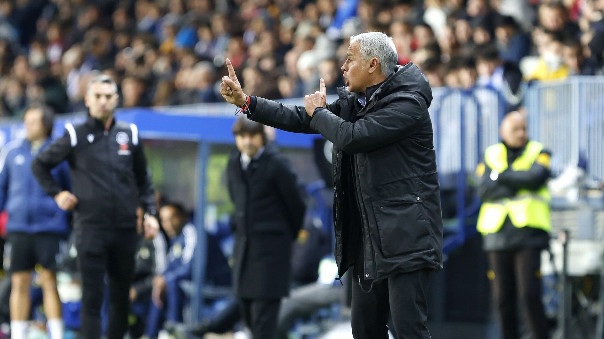 Sergio Pellicer da indicaciones a sus jugadores en Albacete