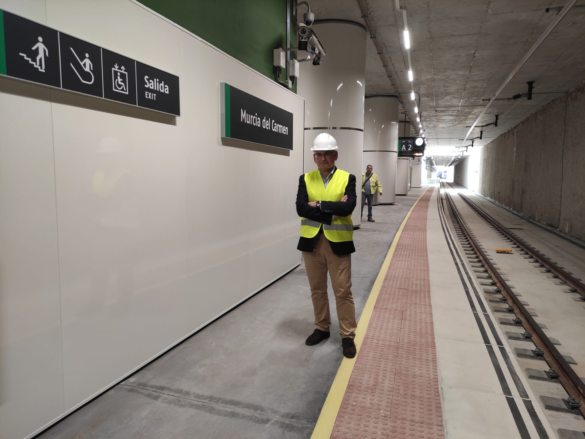 Josep Vicent Boira, Comisionado del Gobierno para el Corredor Mediterráneo, en un andén soterrado de la estación Murcia del Carmen