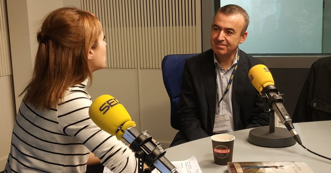 Lorenzo Silva, junto a Macarena Berlín en los estudios de la Cadena SER