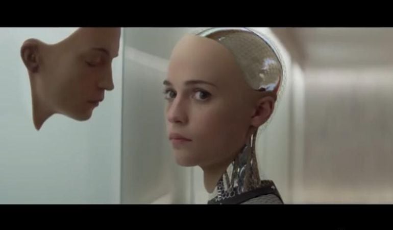 Escena de la película &quot;Ex machina&quot;. Esta producción generó el debate de utilizar robots ante la falta de sexo o por aprendizaje entre expertos estadounidenses