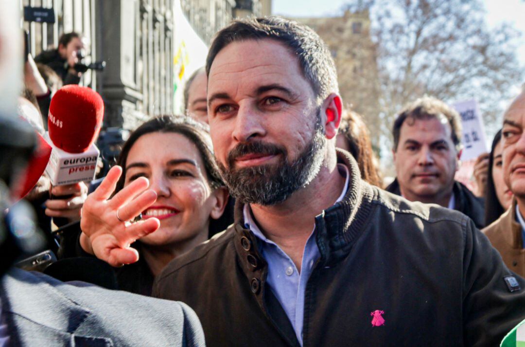 El presidente de VOX, Santiago Abascal y la portavoz de VOX en la Asamblea de Madrid, Rocío Monasterio, asisten a la manifestación de agricultores y ganaderos convocada por las organizaciones, COAG, Asaja y UPA, frente al Ministerio de Agricultura de Madrid (España), a 5 de febrero de 2020. 