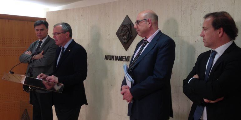 L&#039;alcalde de Reus, Carles Pellicer, acompanyat del gener de les empreses municipals, Josep Solé; de l&#039;interventor municipal i del regidor d&#039;Hisenda Joaquim Enrech.