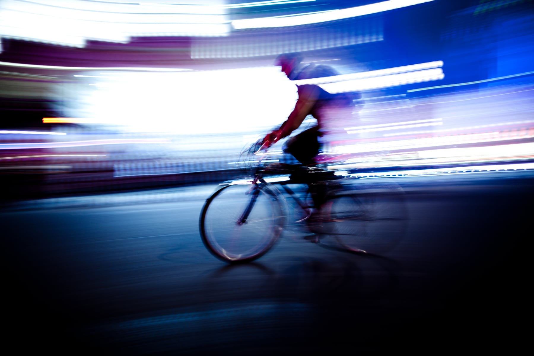 Un ciclista circula por la noche