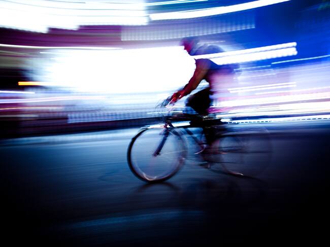 Un ciclista circula por la noche