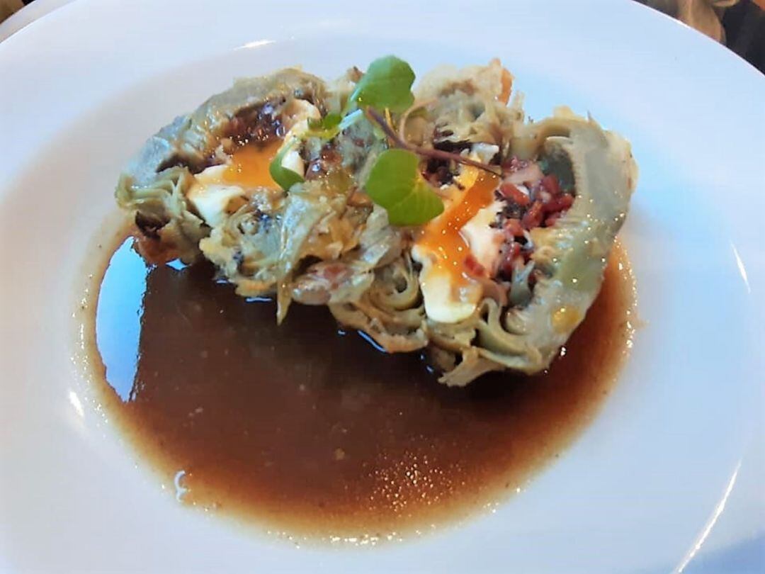 Alcachofa en tempura rellena de huevo jamón y trufa