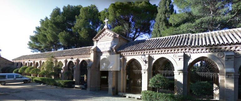 Entrada principal del cementerio de Toledo.