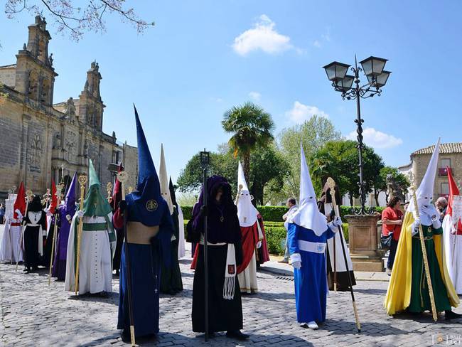 Los hermanos mayores de las cofradías de Úbeda procesionan junto al Resucitado