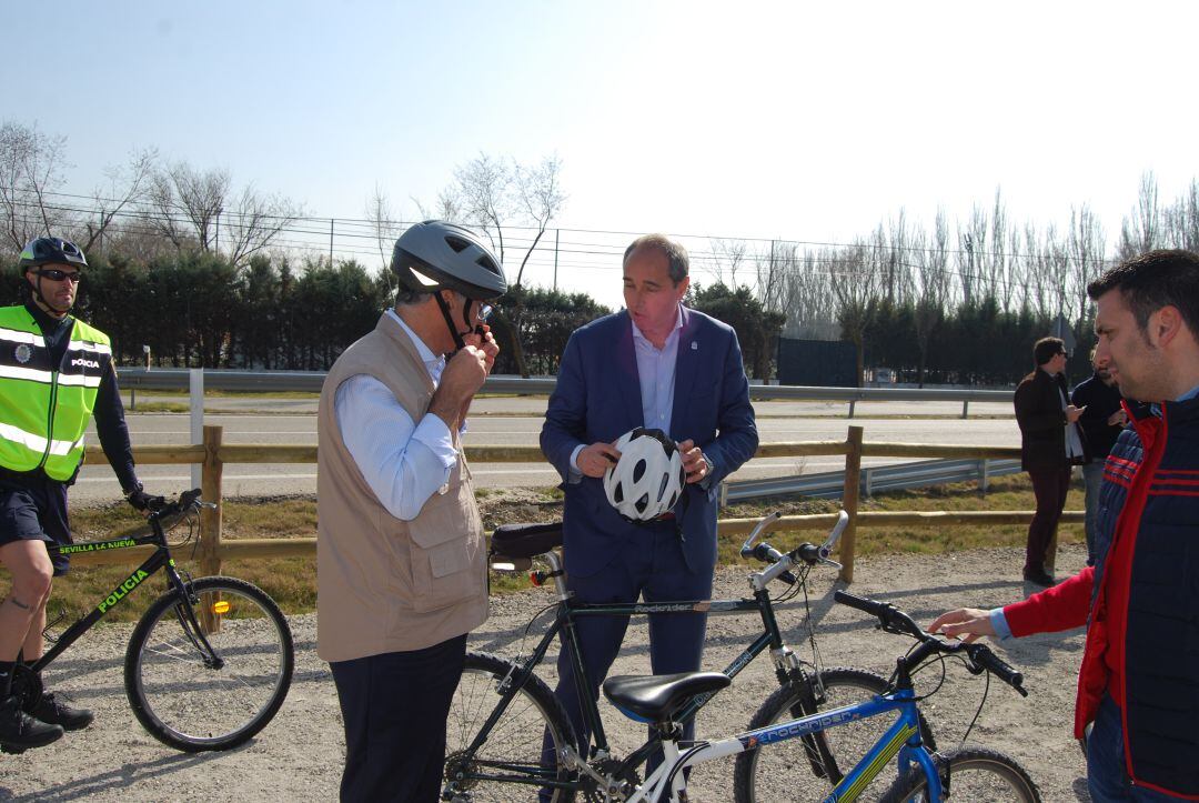 Carlos Izquierdo, consejero de Medio Ambiente y Asensio Martínez, alcalde de Sevilla la Nueva