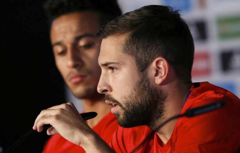 Jordi Alba y Thiago Alcántara durante la rueda de prensa 