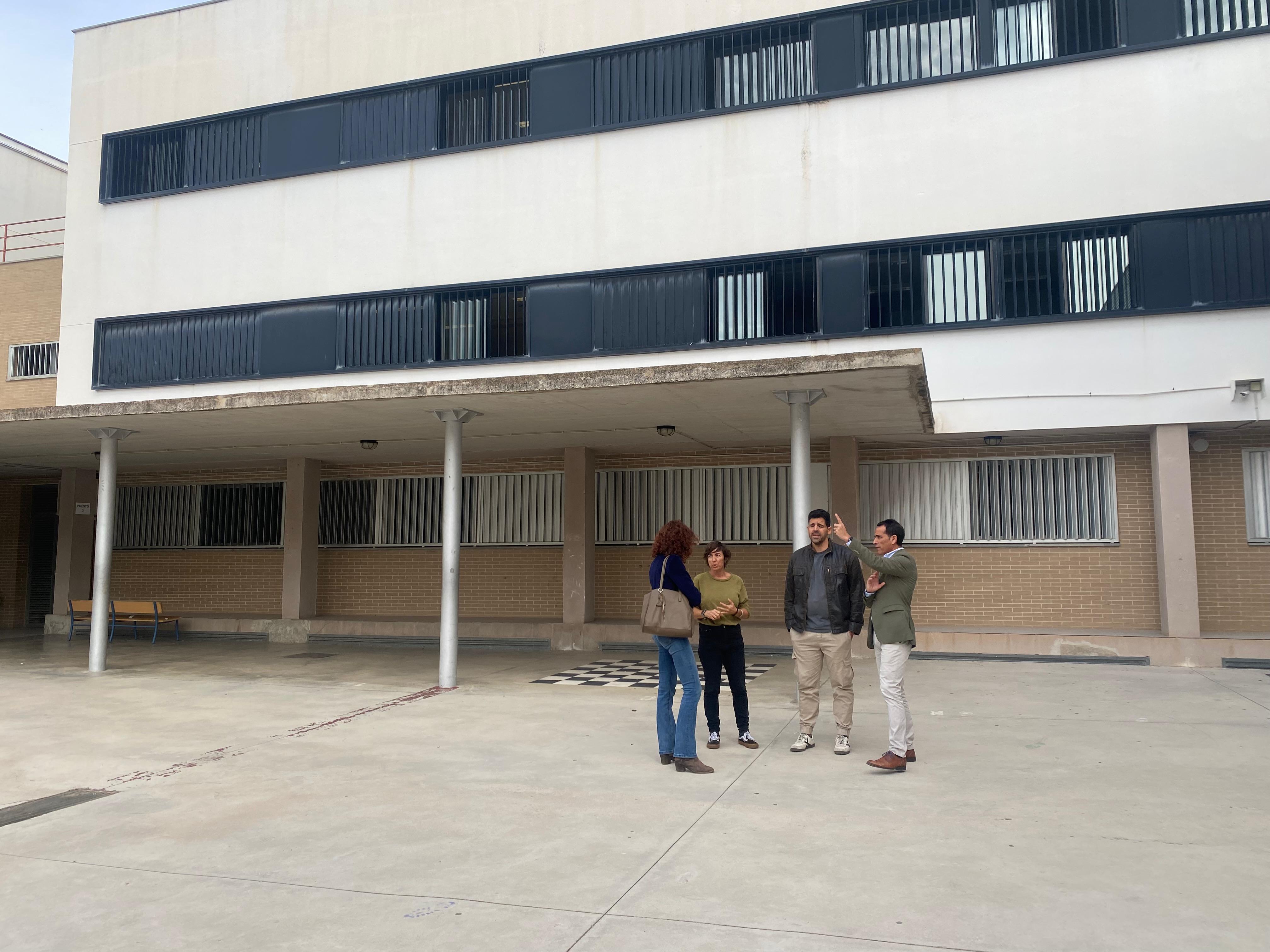El delegado de Desarrollo Educativo, Francisco José Solano (primero por la dcha), junto a responsables del centro en el patio del IES.