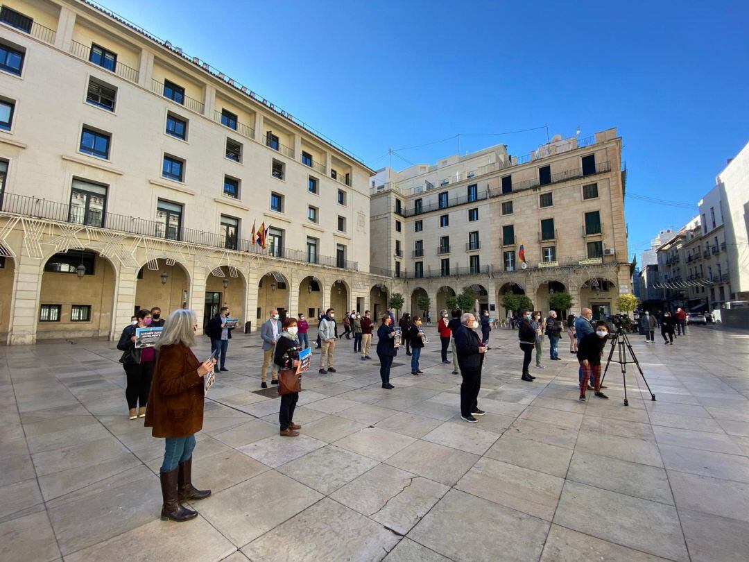 Protesta de colectivos sociales contra la Ordenanza de Convivencia Cívica, el 23 de noviembre en la Plaza del Ayuntamiento.