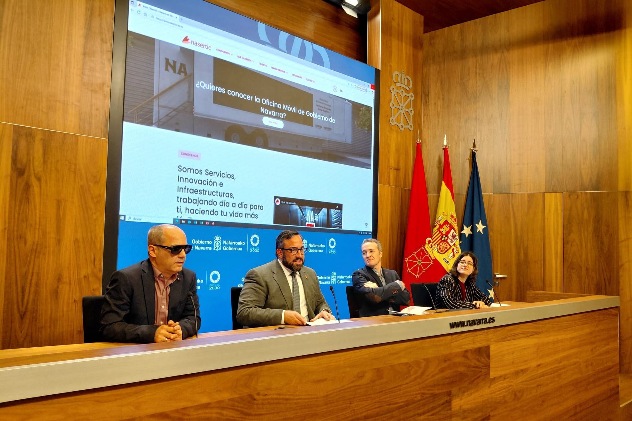 El presidente de Fundación Iddeas, Luis Casado Aguilera, junto al vicepresidente y consejero de Presidencia e Igualdad del Gobierno foral, Javier Remírez; el director gerente de Nasertic, Luis Campos, y Vanesa Alonso Casado, en representación de ANFAS y del equipo técnico de la Oficina de Accesibilidad Cognitiva de Navarra (OACNA)
