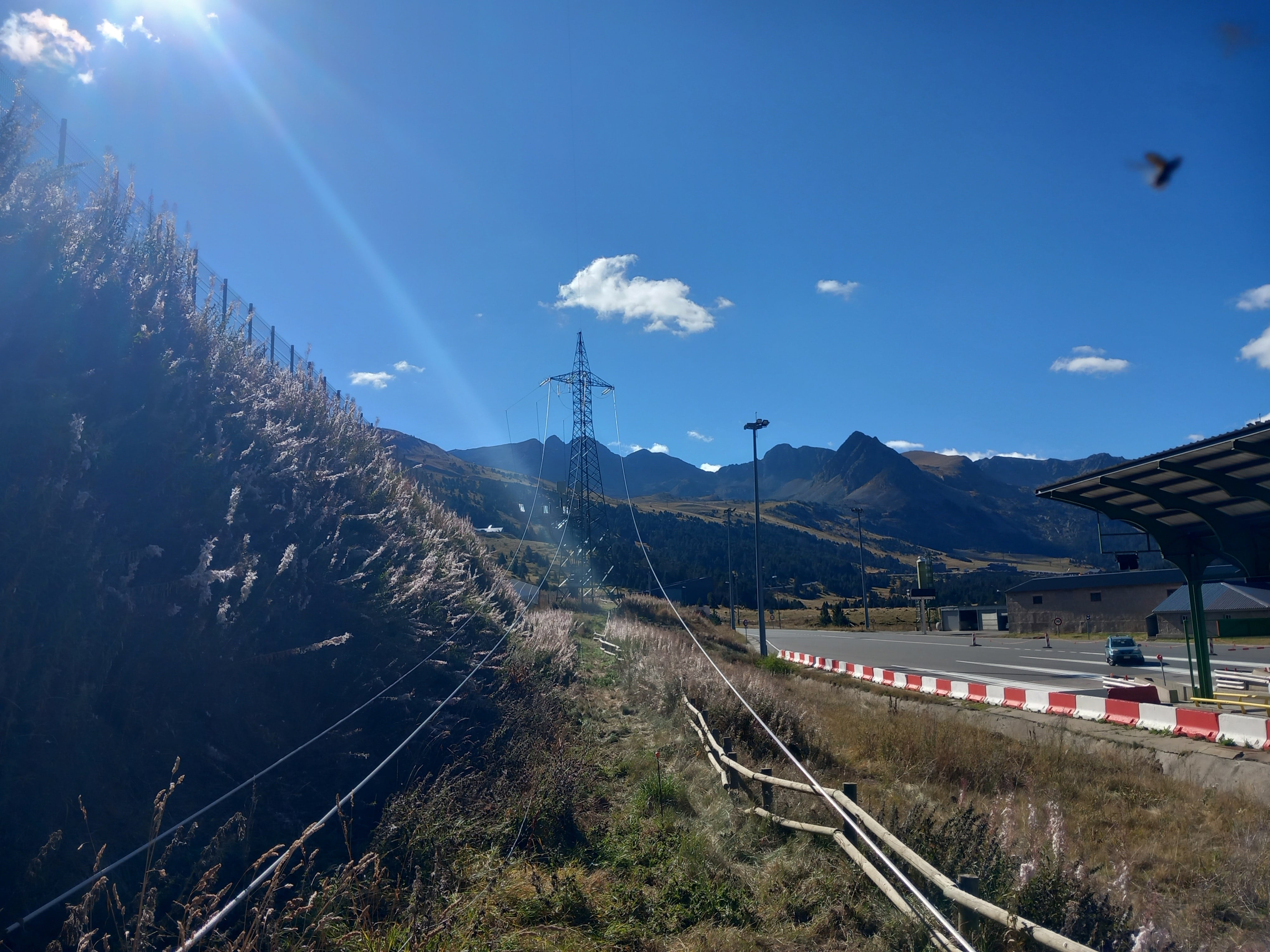 Imatge del desmuntatge de l&#039;antiga línia dalta tensió