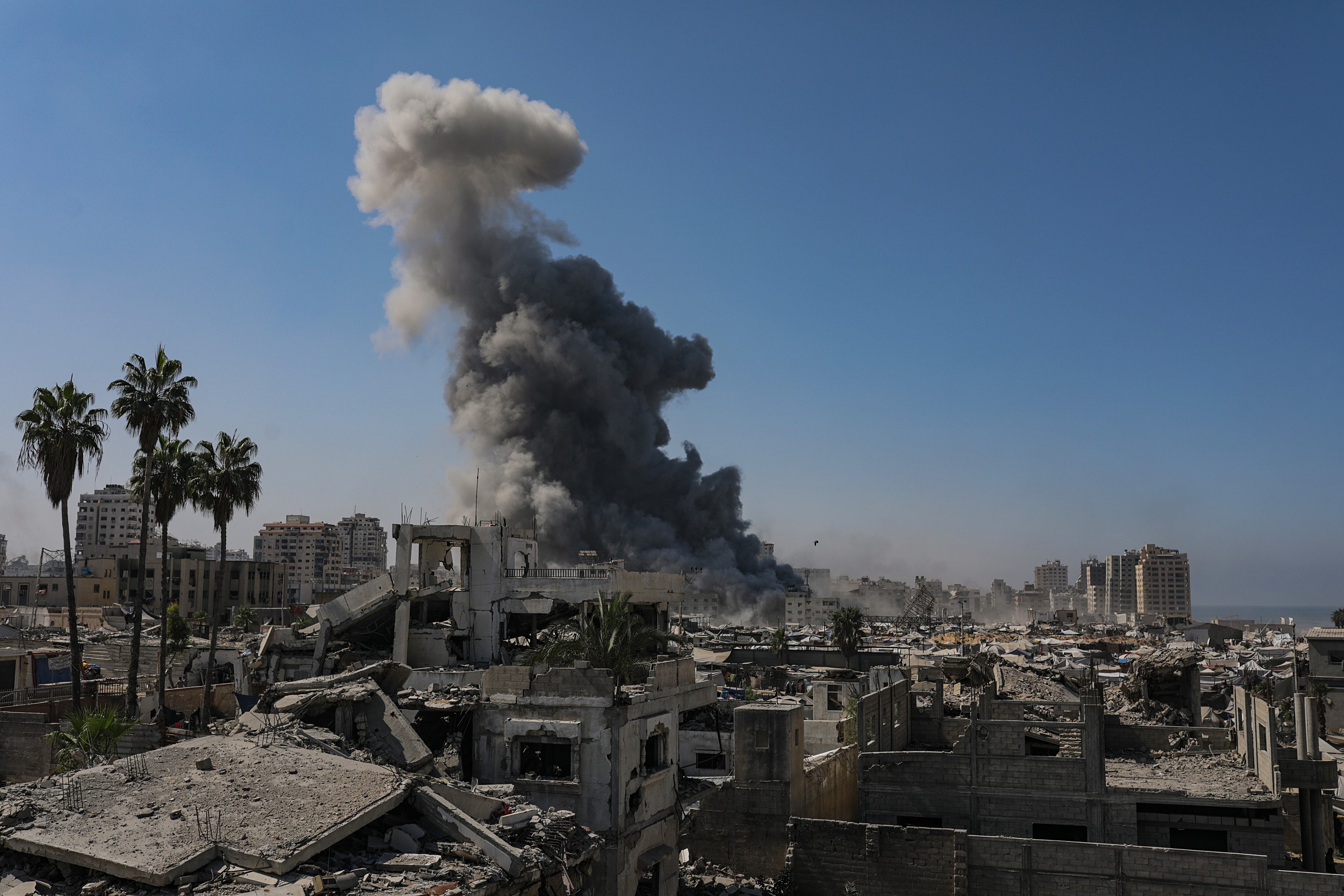 El humo se eleva en la torre Al Kawthar tras un ataque aéreo israelí sobre la ciudad de Gaza, Franja de Gaza, 14 de septiembre de 2025.