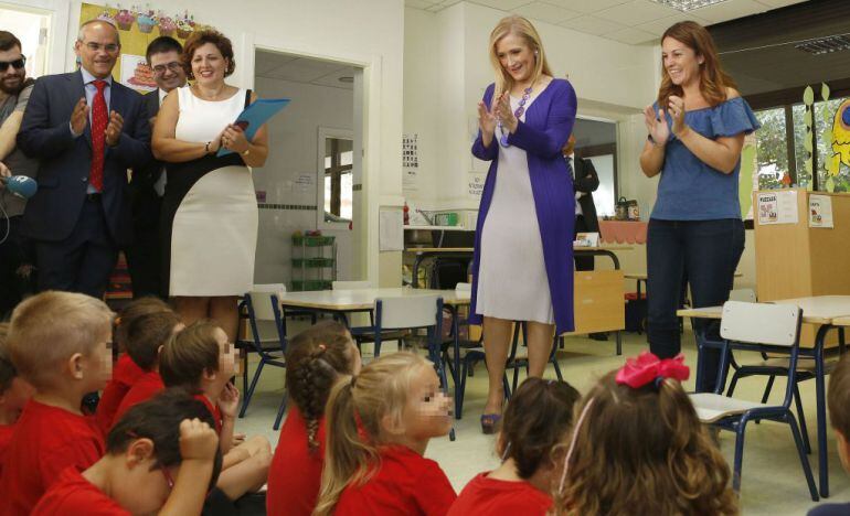 Cristina Cifuentes visita un colegio bilingüe