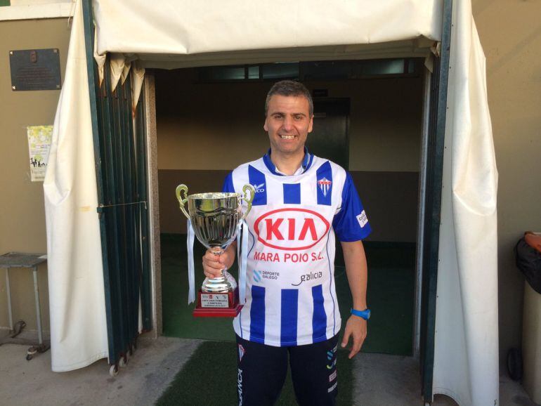 El entrenador del Sárdoma posa con la Copa Diputación