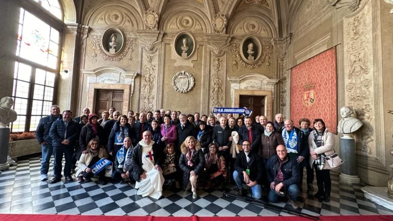 Las 50 personas de la delegación se han fotografiado con Isabel Celaá, embajadora de España ante la Santa Sede