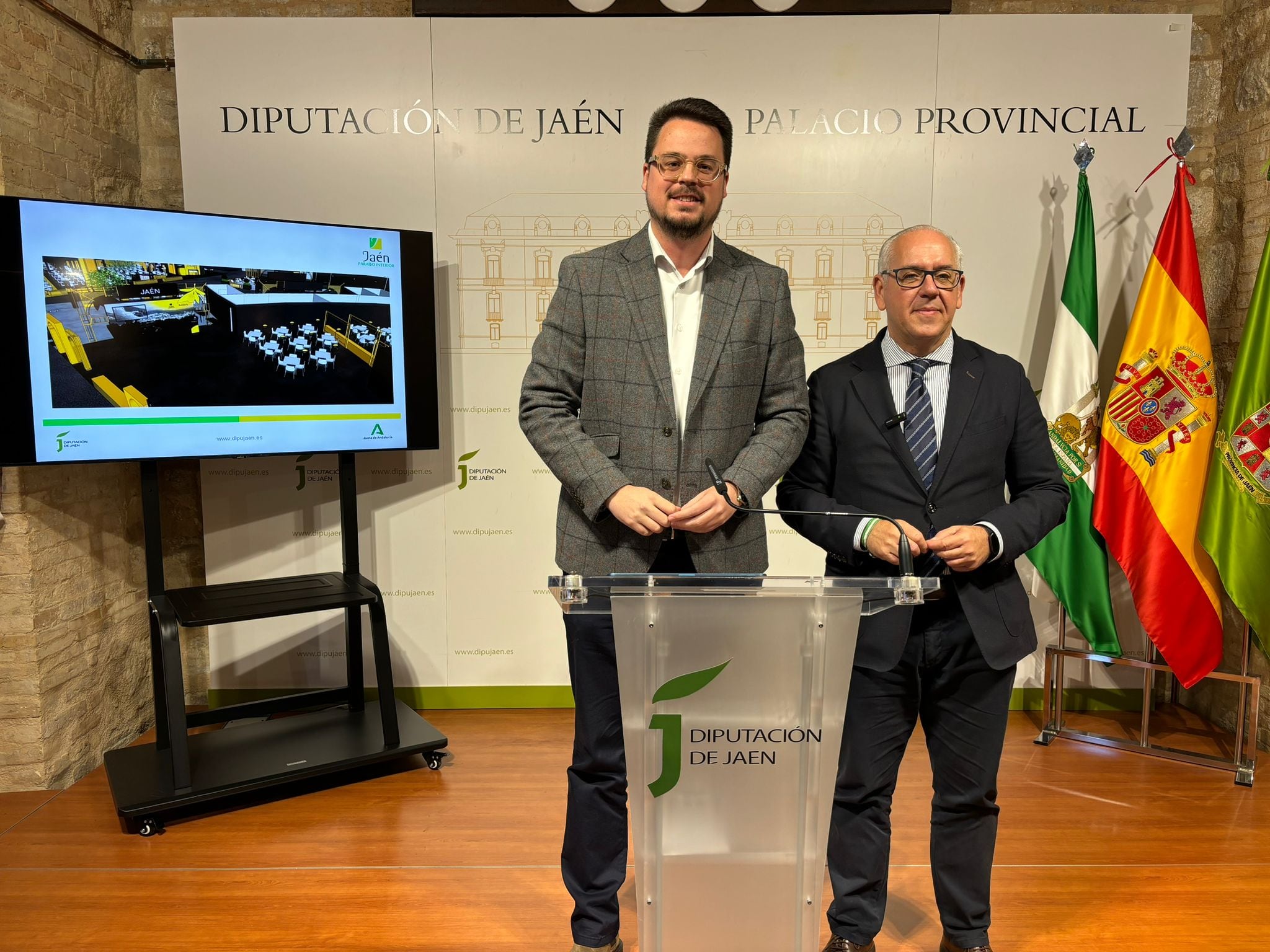 El diputado de Turismo, Fran Lozano, y el delegado del gobierno de la Junta en Jaén, Jesús Estrella, presentan la oferta de Jaén en FITUR 2025.