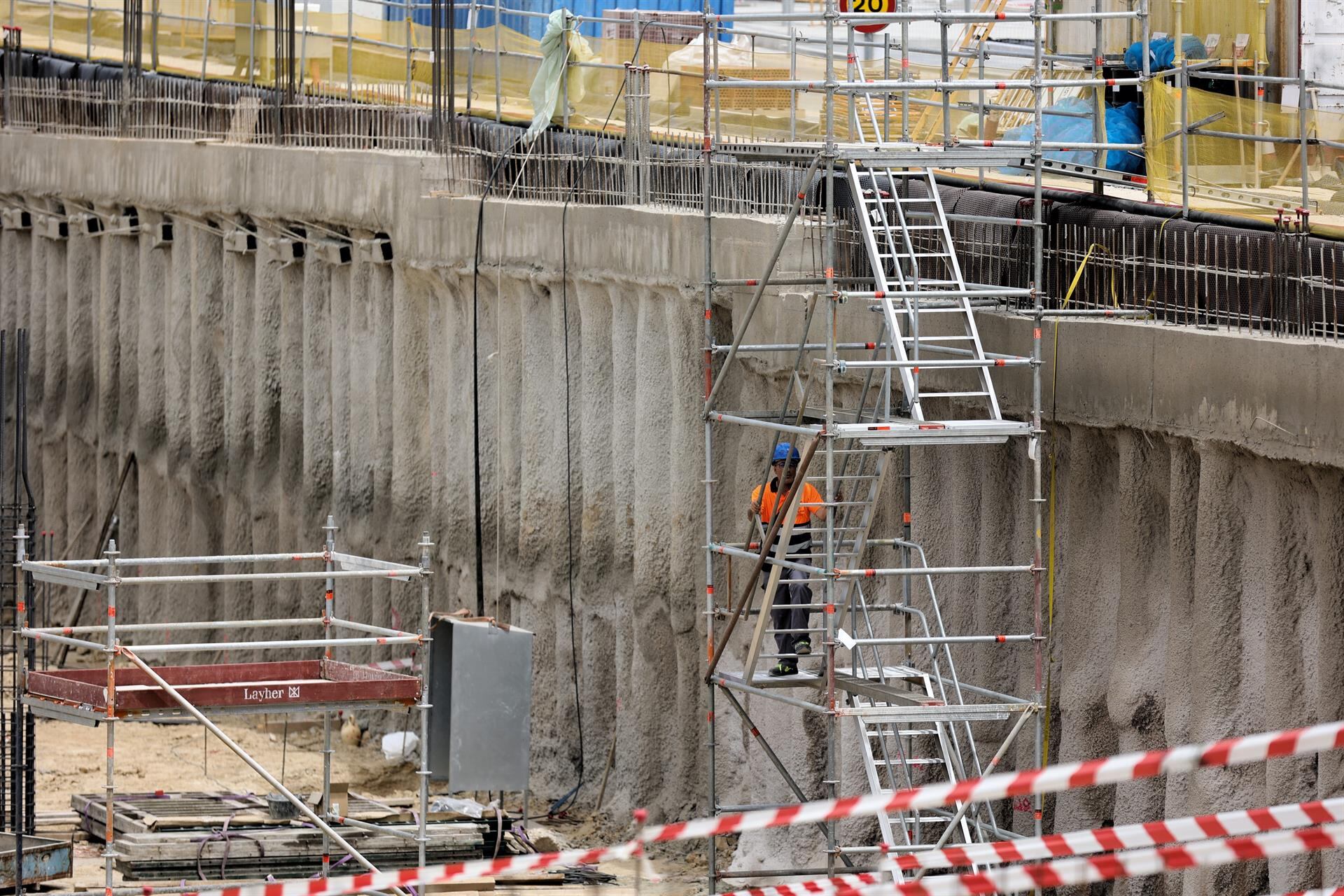 Un operario trabajando en una obra en construcción - Eduardo Parra - Europa Press