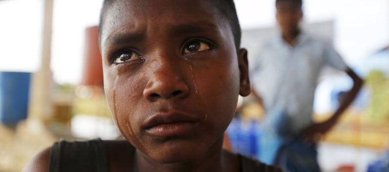 A Rohingya migrant boy, who arrived in Indonesia by boat, cries after not being able to contact his family by handphone inside a temporary compound for refugees in Kuala Cangkoi village in Lhoksukon, Indonesia&#039;s Aceh Province May 18, 2015. The United Nati