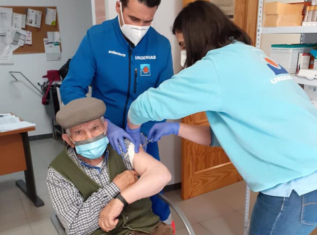 Personal sanitario vacuna contra la covid a un mayor en La Puebla de don Fadrique (Granada)