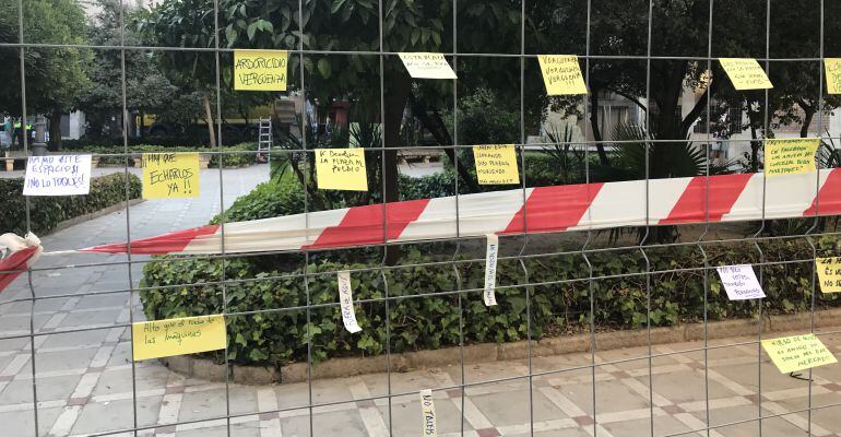 Mensajes que han dejado los ciudadanos en las vallas de las obras.