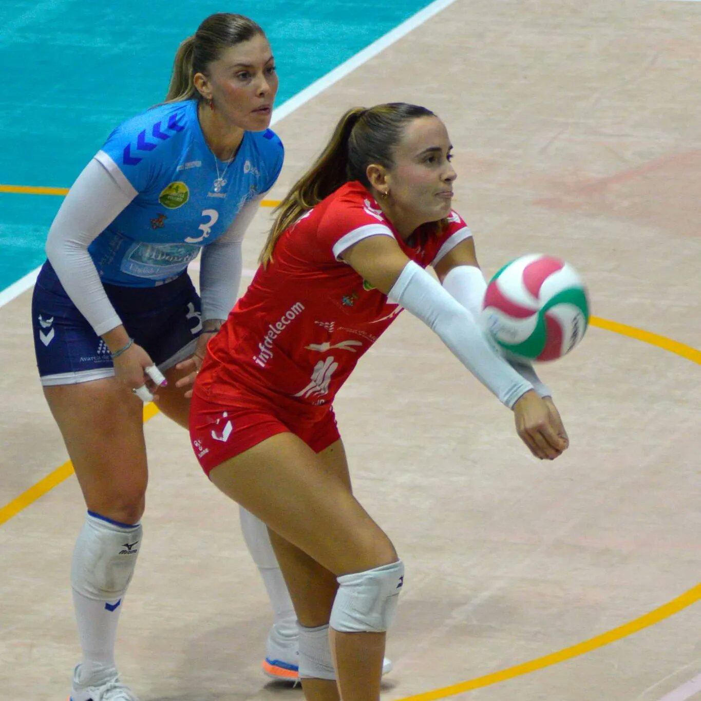 La jove lliure Lidia Gómez es complementa molt bé amb la teòrica titular, Patricia Rodríguez, de blau a la imatge.