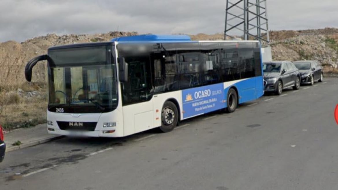 Autobús aparcado en la calle
