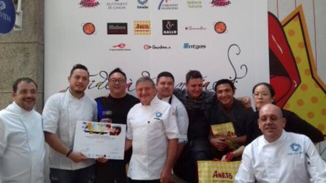 El ganador y los organizadores del concurso en la China.