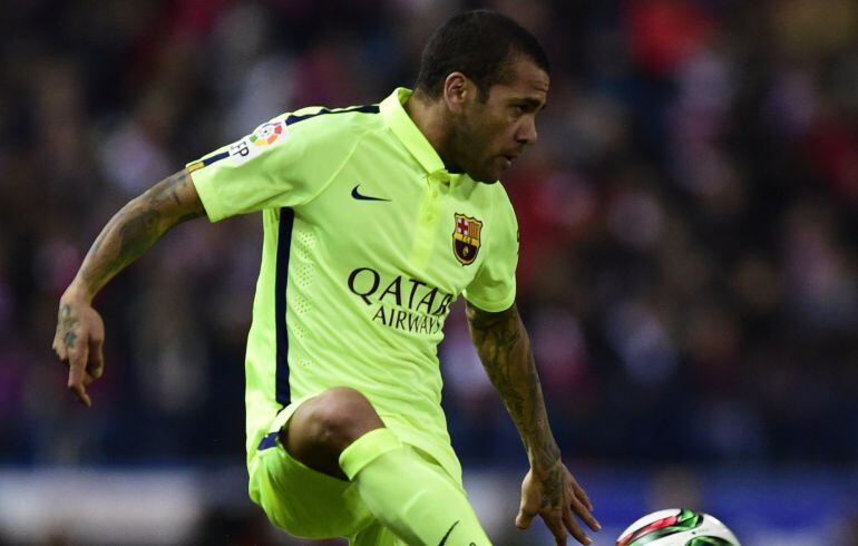 Barcelona's Brazilian defender Dani Alves controls a ball during the Spanish Copa del Rey (King's Cup) quarter final second leg football match Club Atletico de Madrid vs FC Barcelona at the Vicente Calderon stadium in Madrid on January 28, 2015. AFP PHOTO/ JAVIER SORIANO