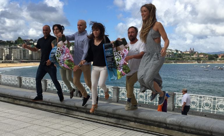 Los organizadores saltan en la terraza del Ayuntamiento con la bahía de fondo