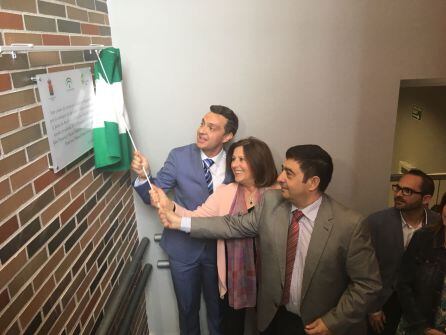 Momento en el que alcalde de Huelma (primero por la izquierda), Consejera y Presidente de la Diputación, descubren la placa conmemorativa