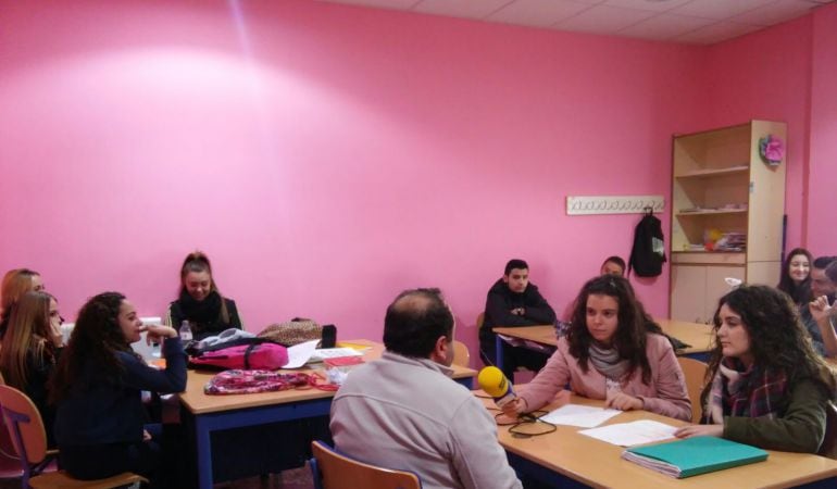 Momento en que las dos alumnas entrevistan al profesor