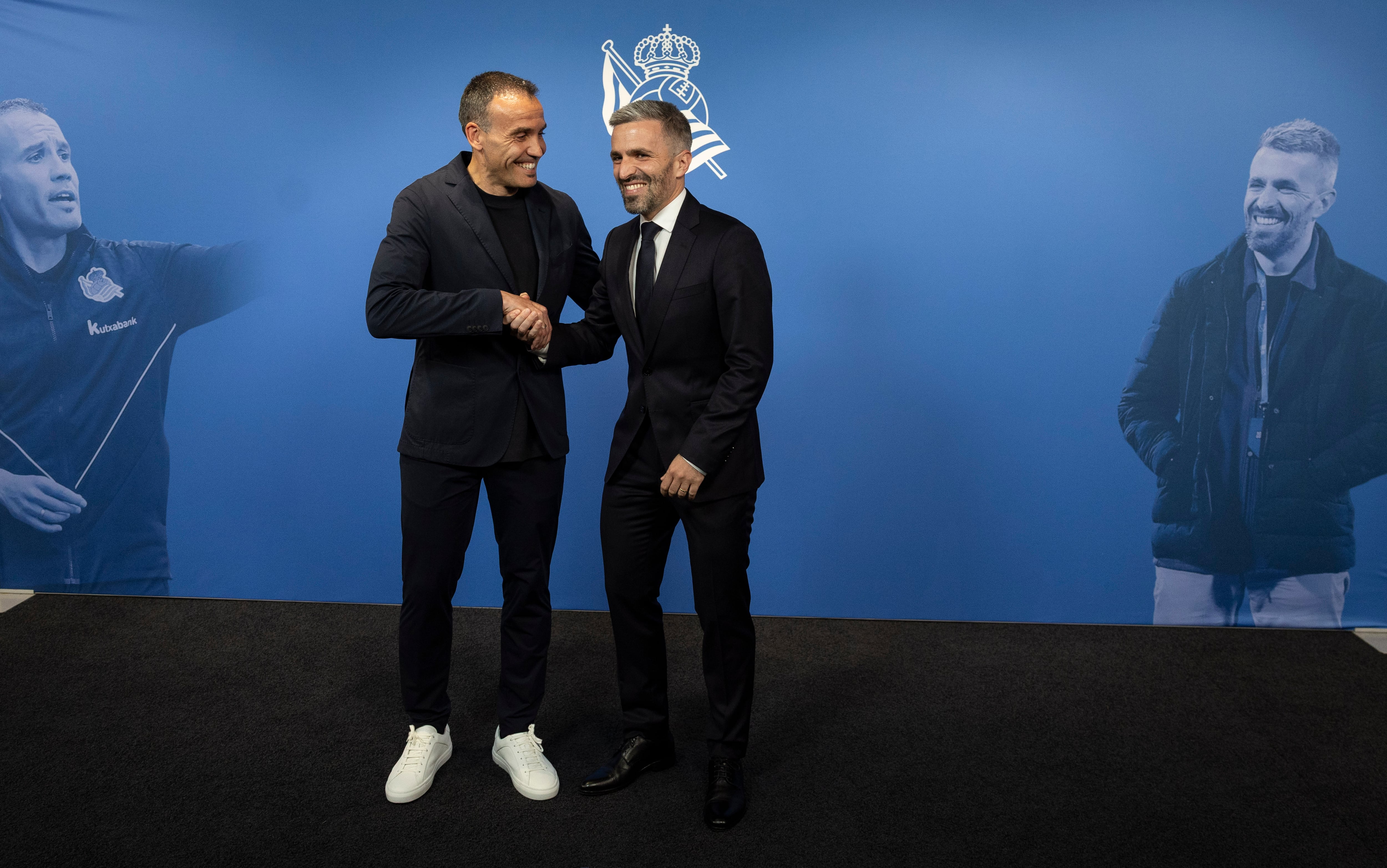 SAN SEBASTIÁN, 29/05/2025.- La Real Sociedad inicia una nueva etapa, tras la marcha de Imanol Alguacil y Roberto Olabe, con la presentación este jueves del nuevo entrenador, Sergio Francisco (i), y del nuevo director de fútbol, Erik Bretos (d), a quienes acompaña el presidente, Jokin Aperribay. EFE/Javier Etxezarreta