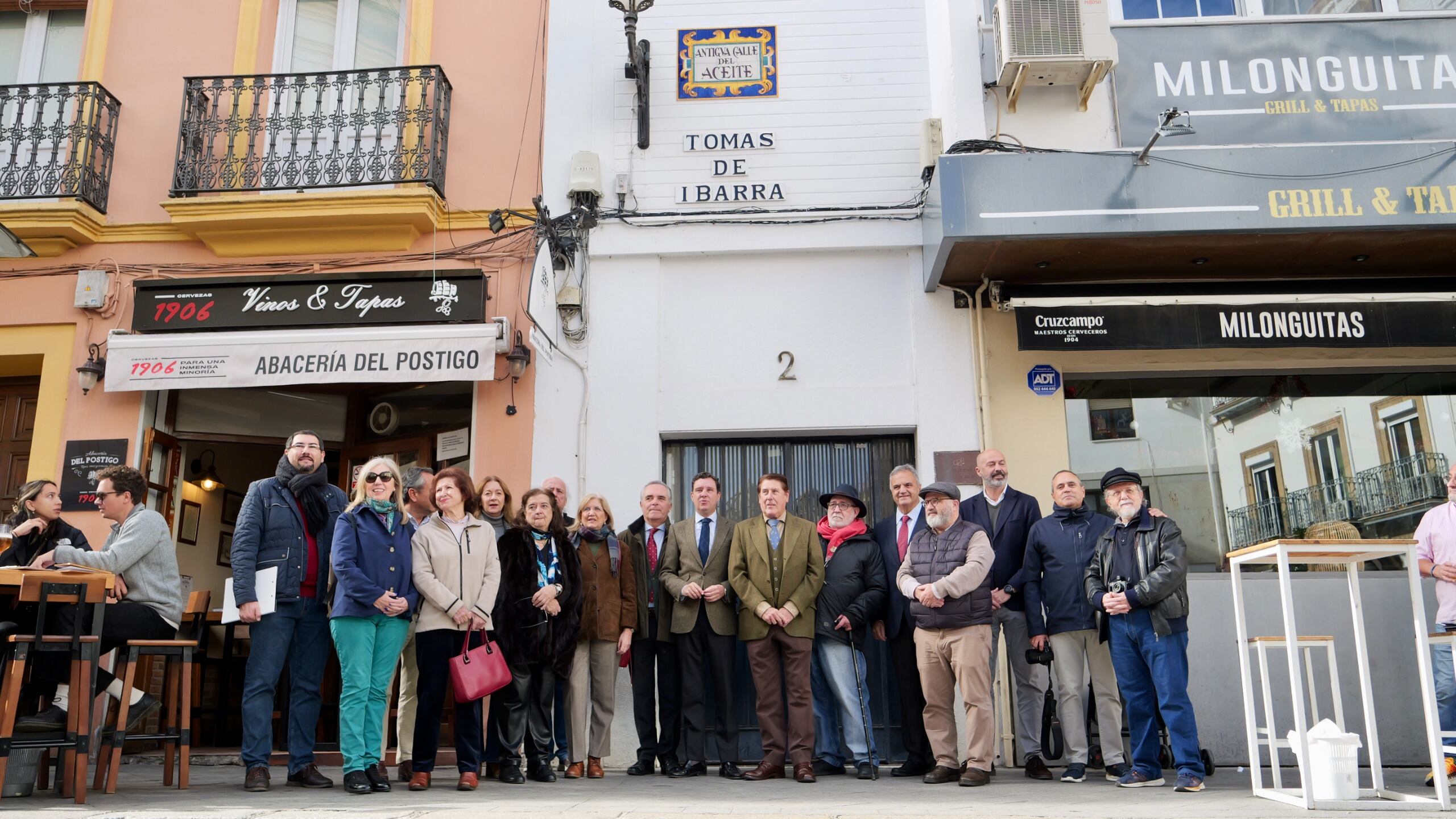 Foto de familia tras la inauguración del azulejo que recuerda a la antigua calle del Aceite en Sevilla