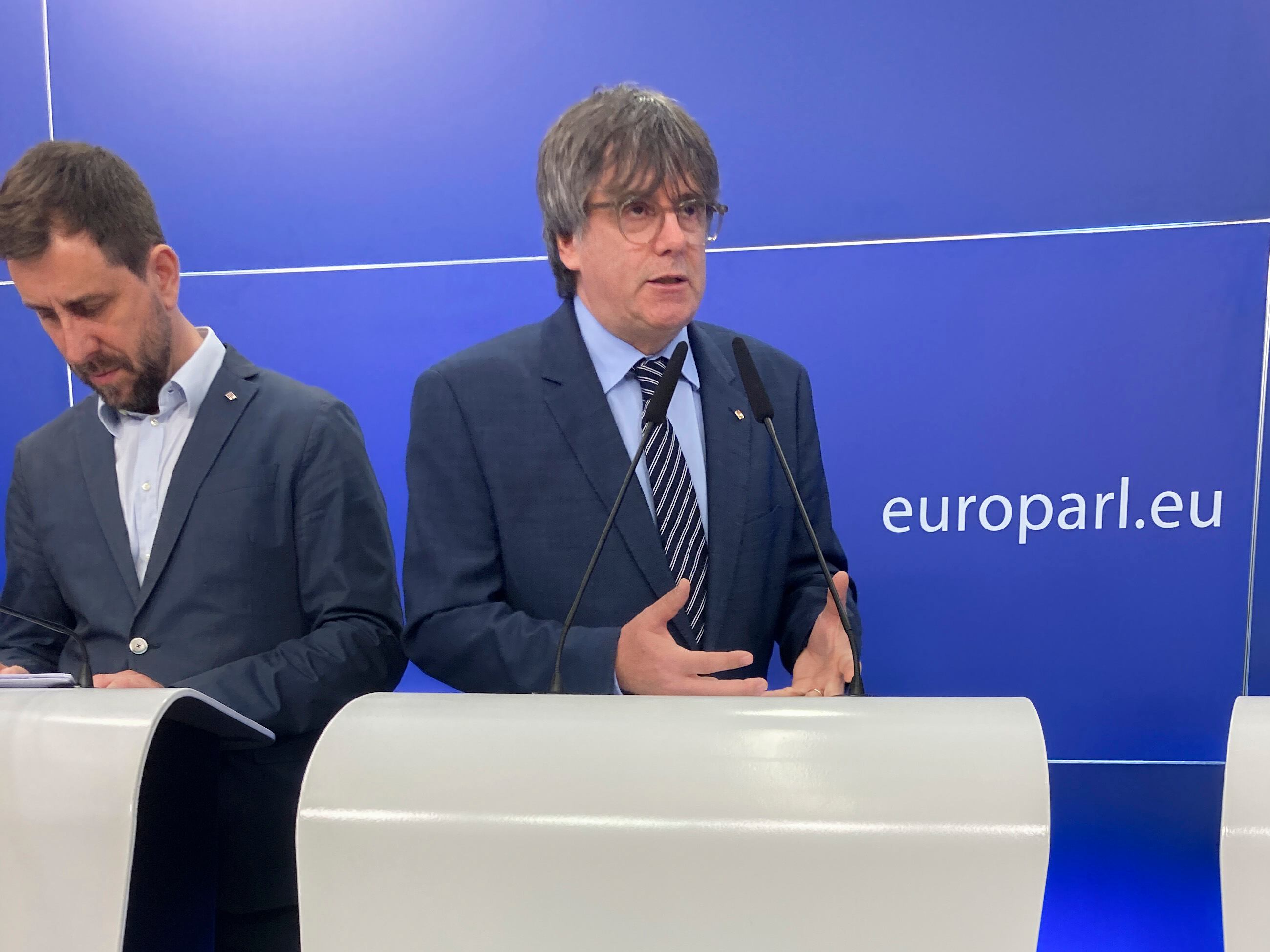 El expresidente catalán Carles Puigdemont (d) junto con el eurodiputado catalanes Antoni Comin (i) durante la rueda de prensa celebrada en la sede del Parlamento Europeo en Bruselas este miércoles tras conocerse que el Tribunal General de la Unión Europea ha retirado la inmunidad parlamentaria al expresidente catalán y a los otros dos eurodiputados de JxCAT.