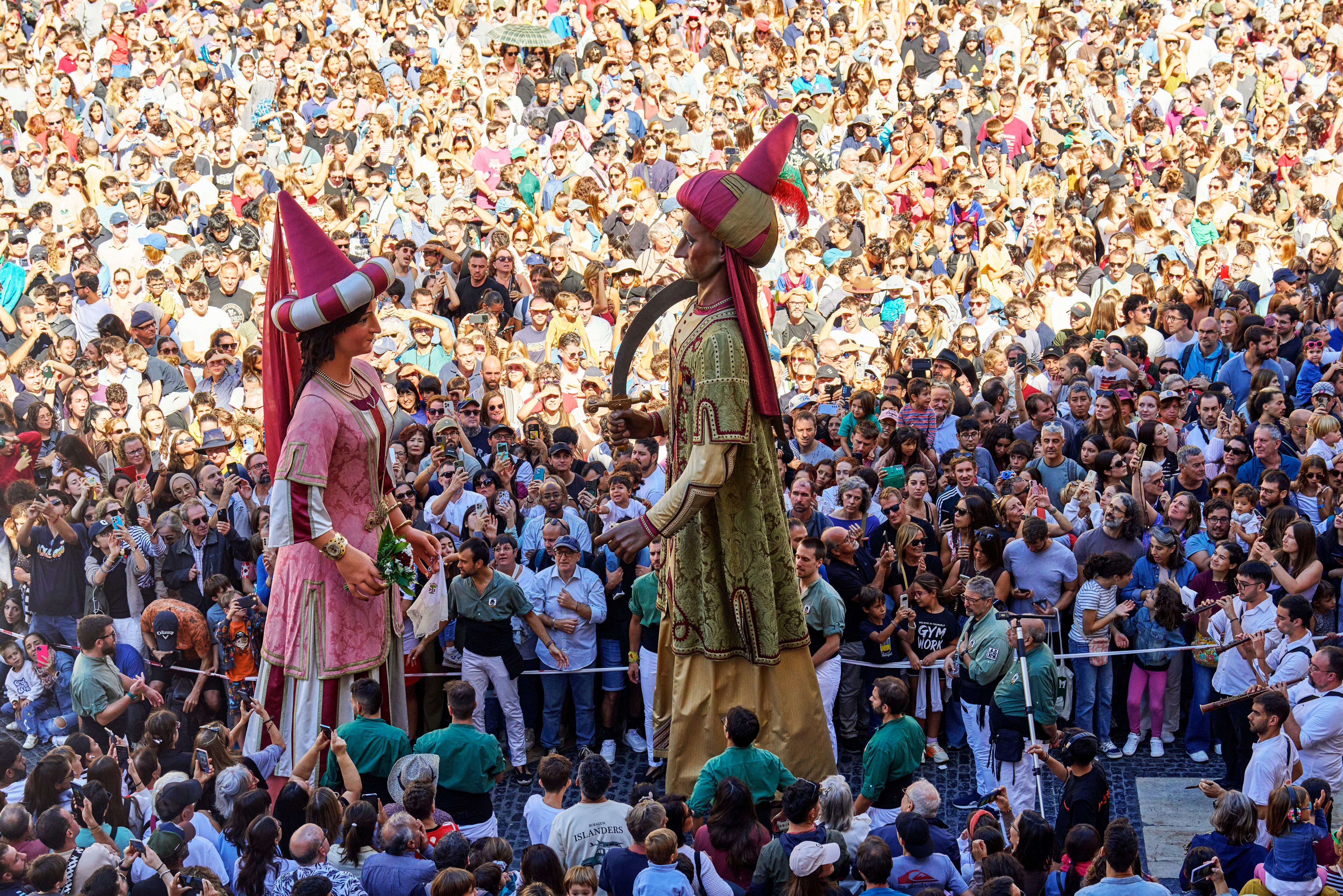 BARCELONA, 24/09/2025.- Els gegants de la ciutat ballant al mig d&#039;una plaça Sant Jaume plena, durant la celebració de les festes de la Mercè. EFE/ Alejandro García